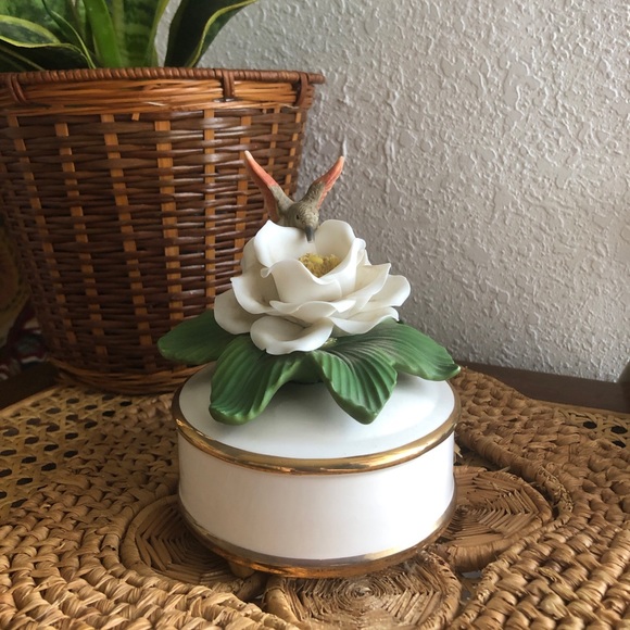 Hummingbird on Gardenia Porcelain Teleflora Music Box - Picture 2 of 11